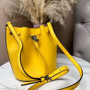 Lauren Ralph Lauren. Women's Smooth Leather Medium Andie Drawstring Bag.